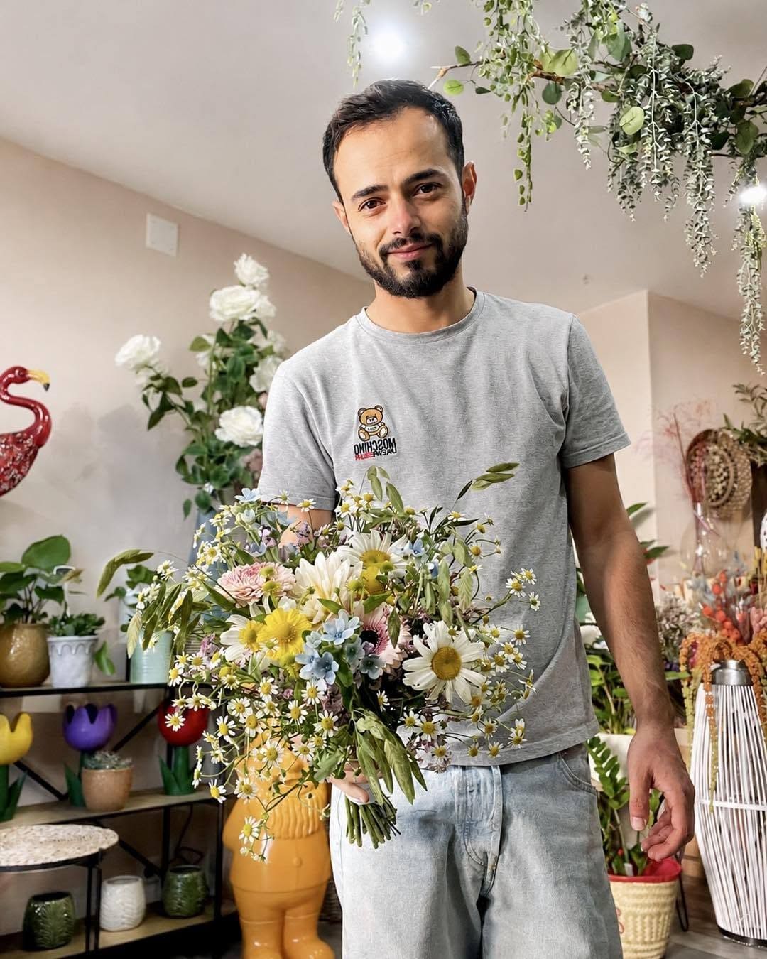 Jordan composant un généreux bouquet de saison
